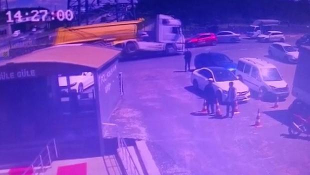 Sultanbeyli’de dehşete düşüren kaza! Hafriyat kamyonu otomobilin üzerine devrildi