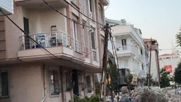 Avcılar’da kısmen çöken binanın yıkımına devam edilirken elektrik ve internet kabloları koptu